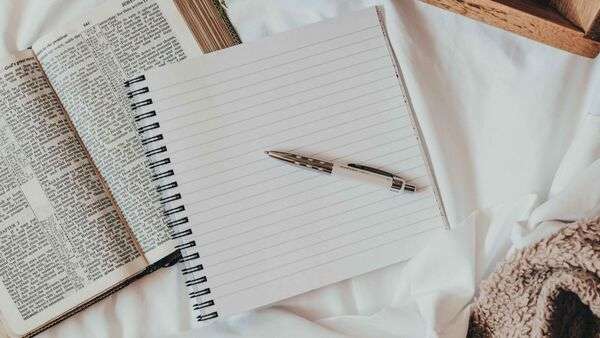 Open notitieboek met pen op een rustige lichte tafel